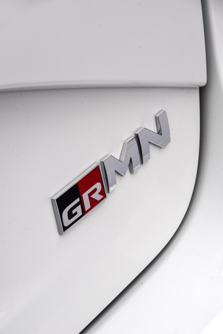 Логотип Toyota Yaris GRMN 2018 года  (ZA) (фото 23 из 40)
